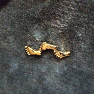 Vintage Footprints Lapel pin